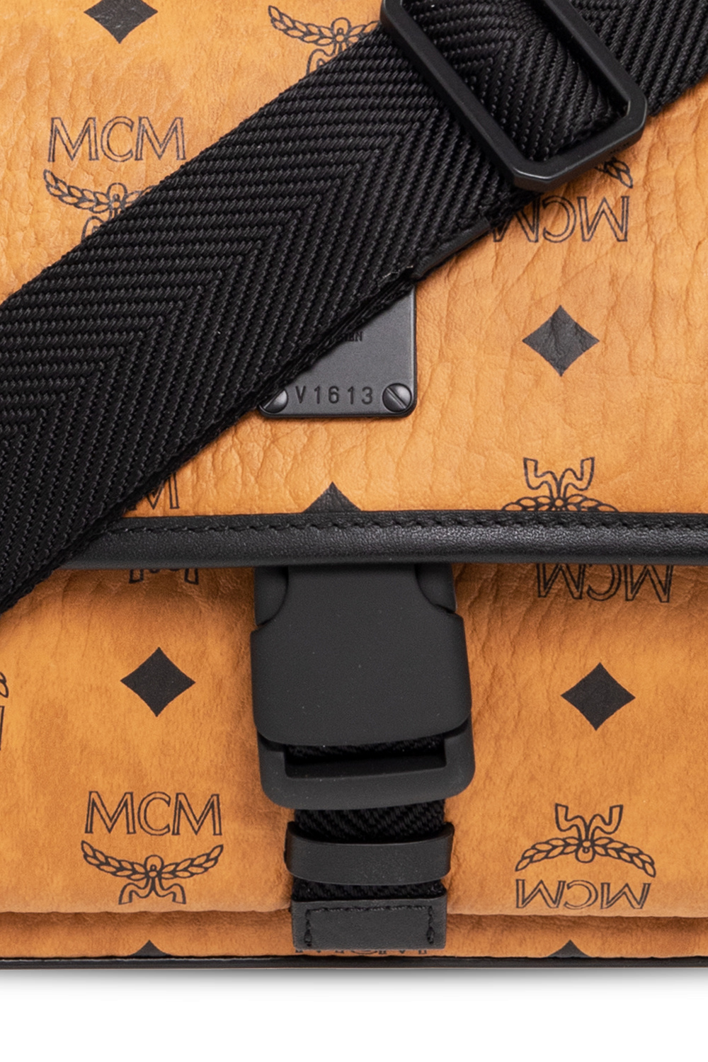 Mcm chest online pack